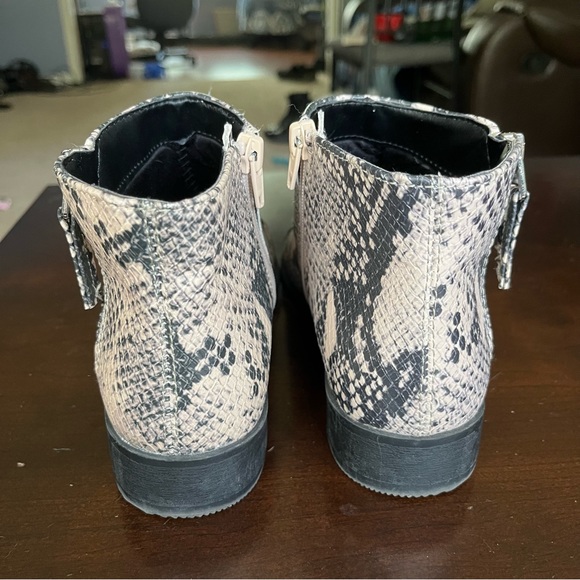 Time And Tru Boots Ankle Bootie Size 7 Slip On Zip Memory Foam Snakeskin Print - Picture 4 of 11